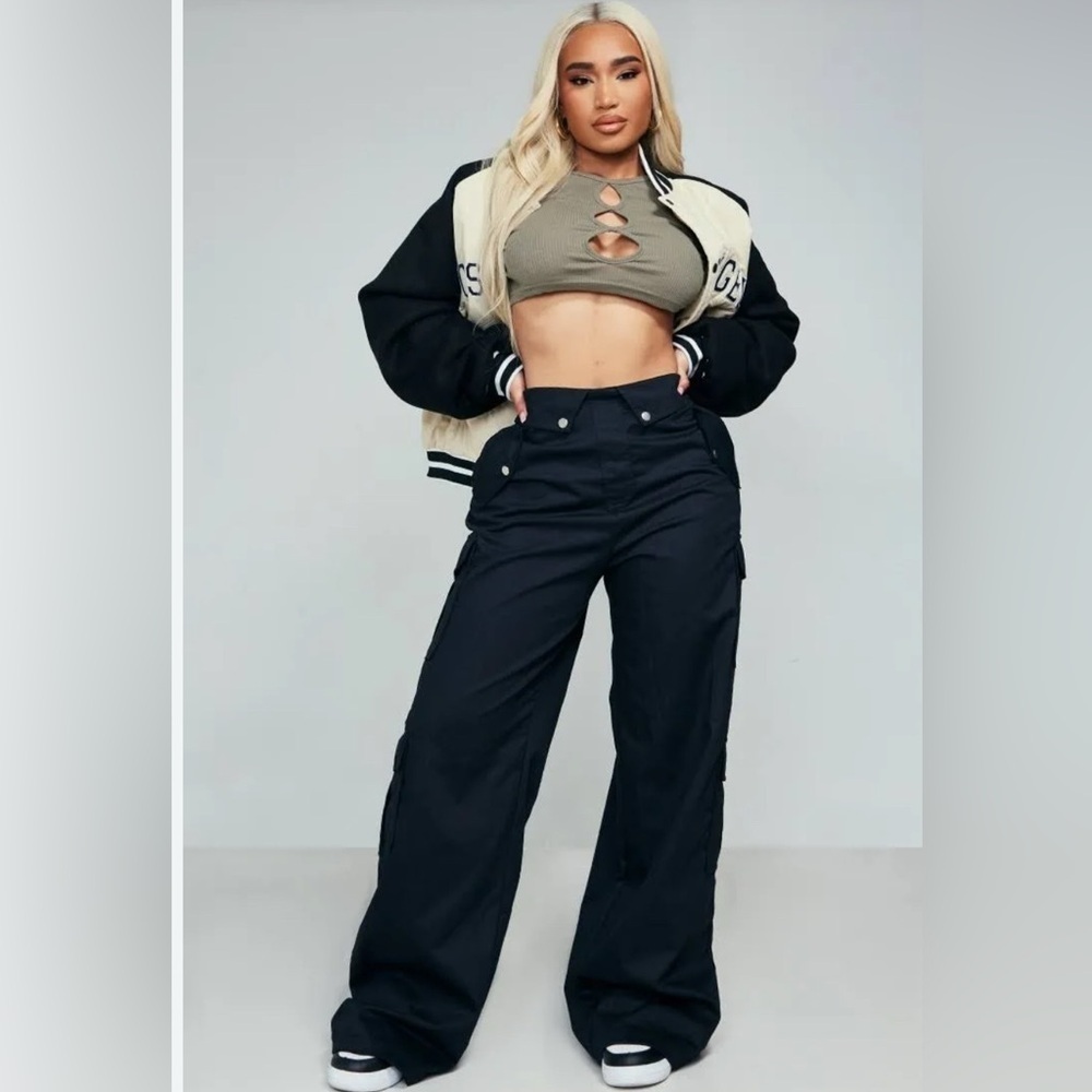 PrettyLittleThing Black Cargo Pants Women’s Size 8 NWT (Broken Side Zip)